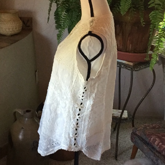 EUC Johnny Was Embroidered Sleeveless Top - Picture 2 of 6